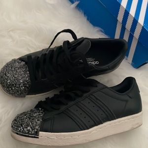 ADIDAS SUPERSTAR.